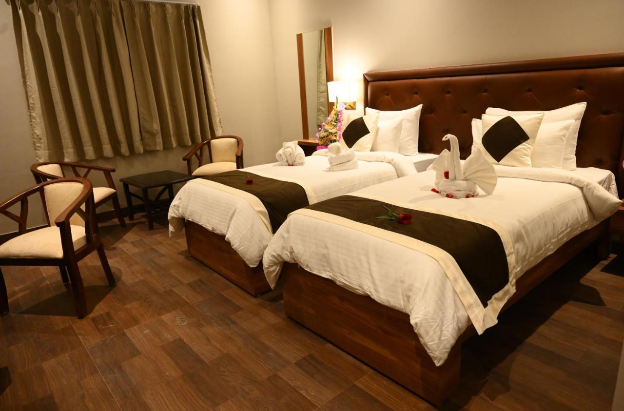 Neel Clarks Inn Express Agra  Exteriör bild