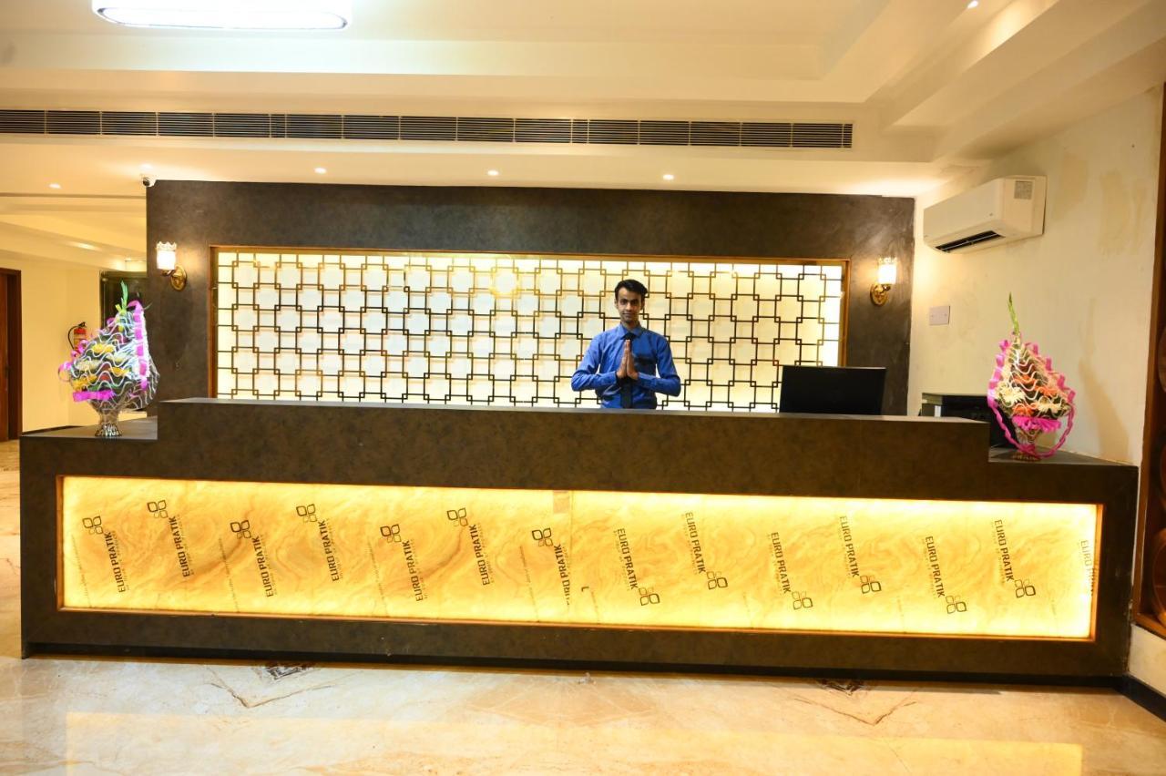 Neel Clarks Inn Express Agra  Exteriör bild