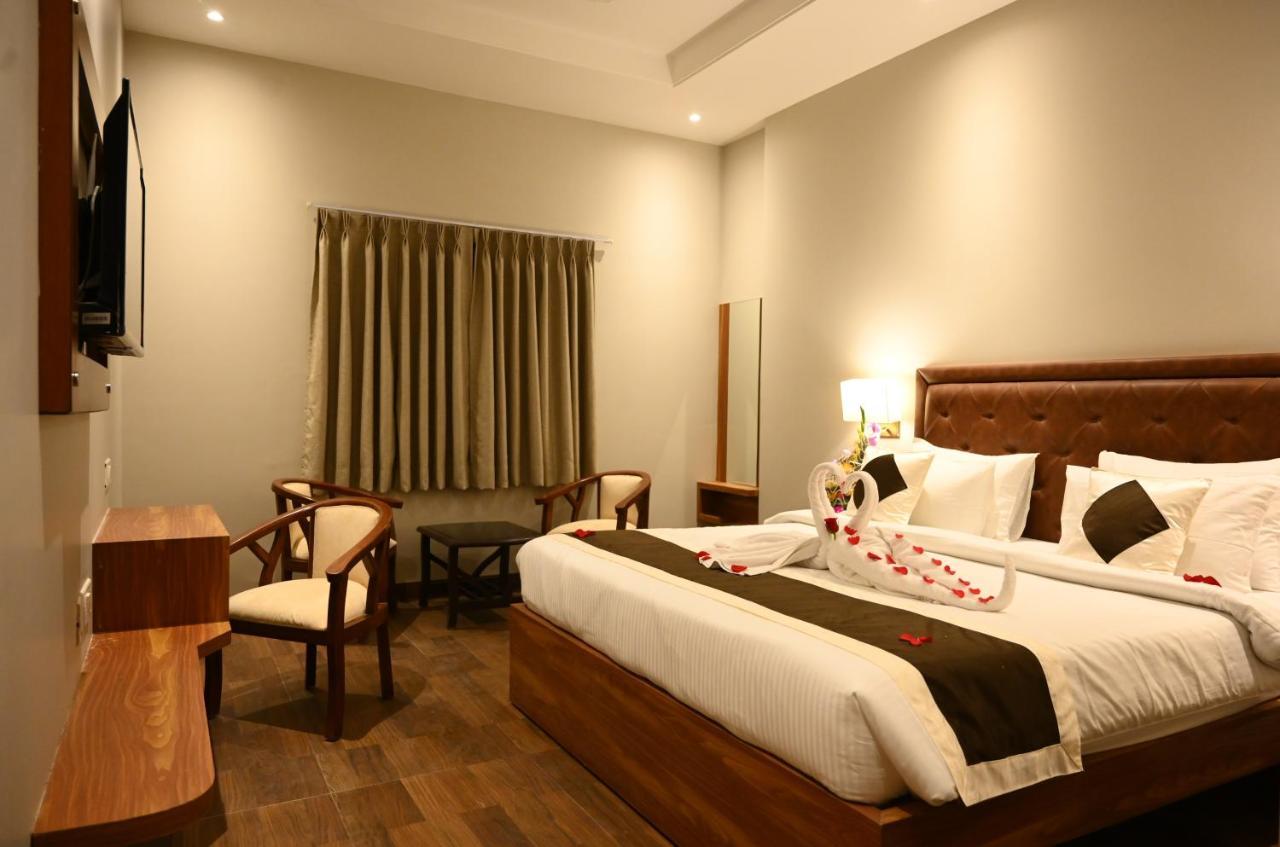 Neel Clarks Inn Express Agra  Exteriör bild