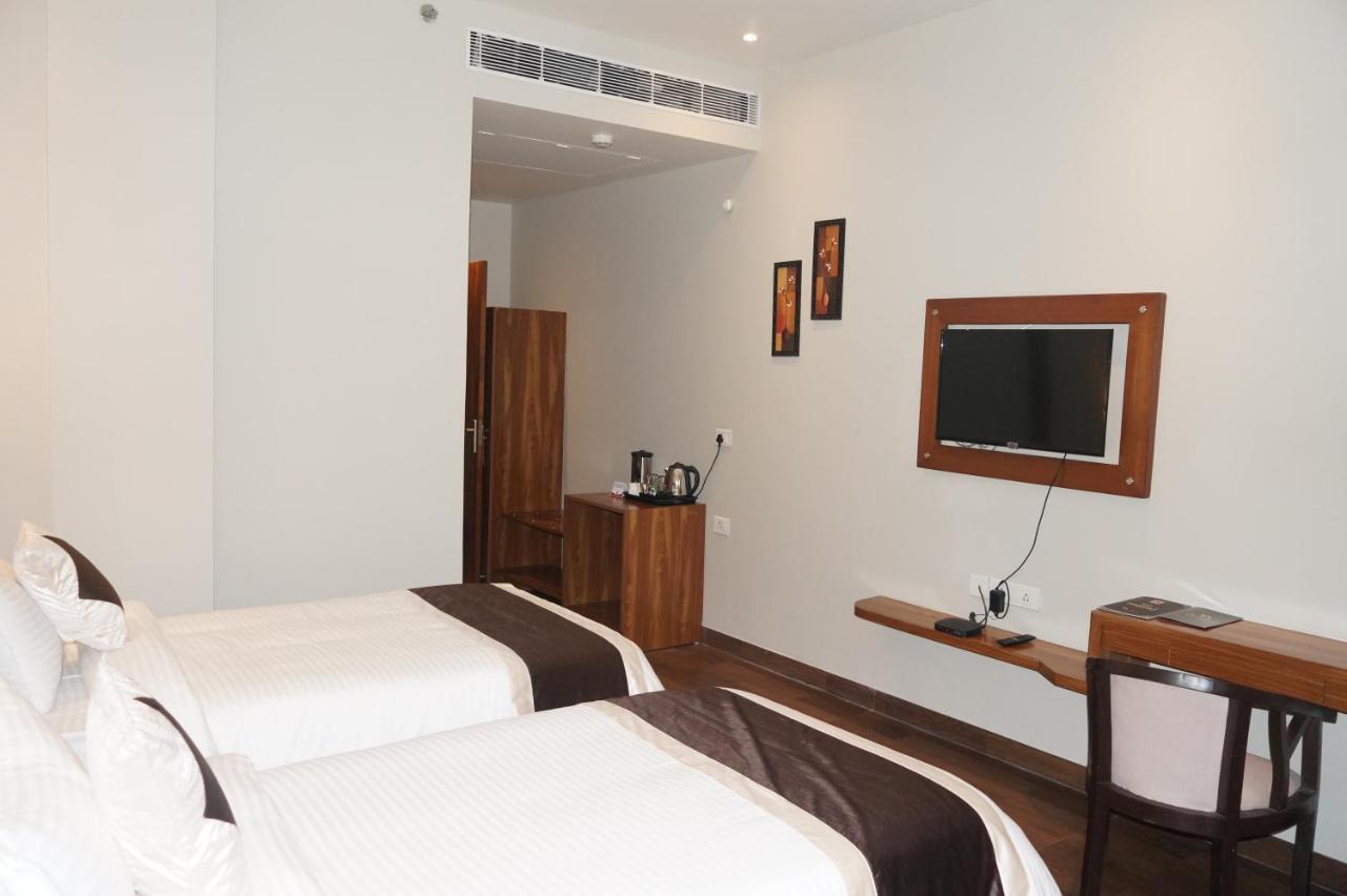 Neel Clarks Inn Express Agra  Exteriör bild