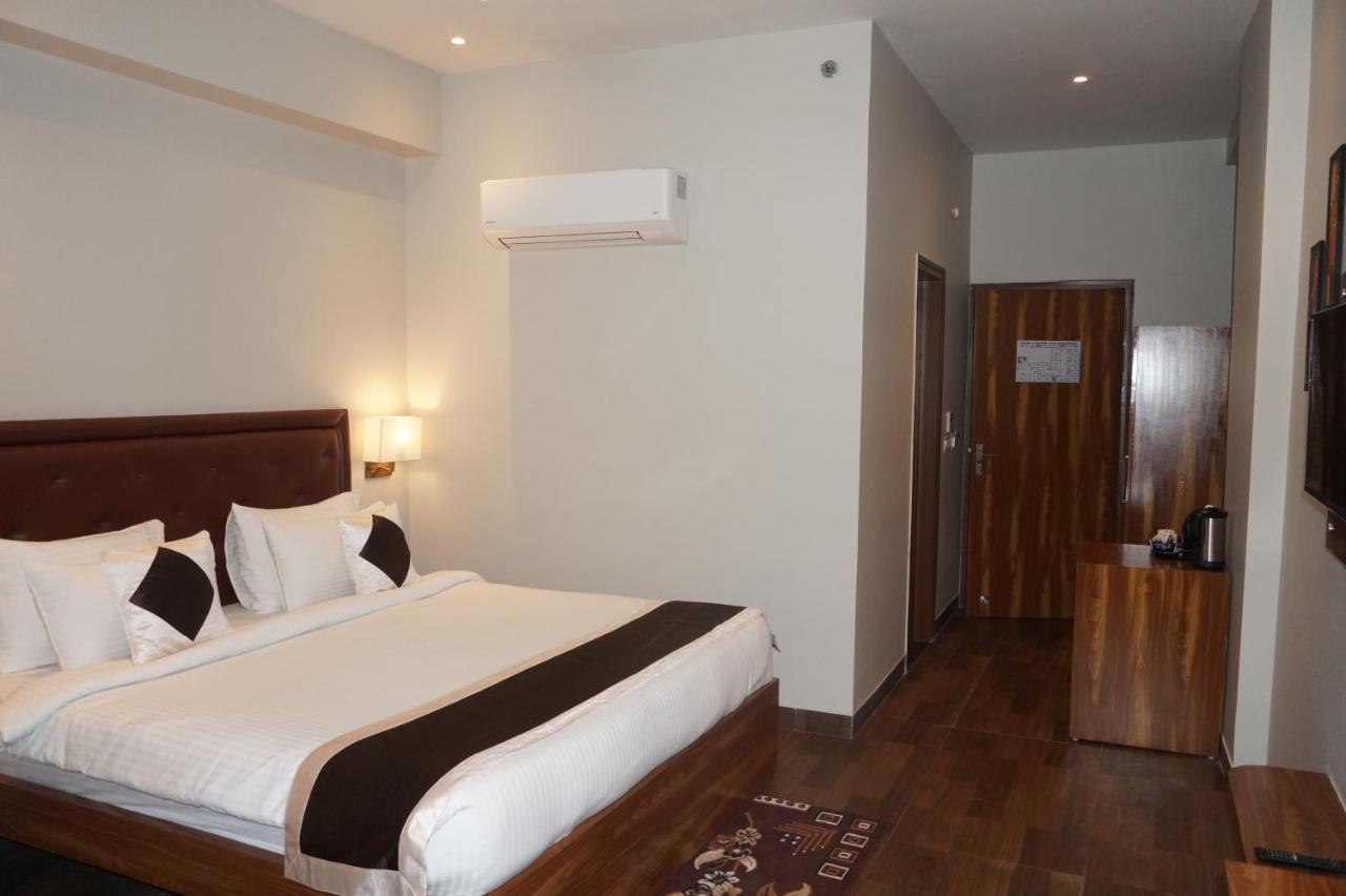Neel Clarks Inn Express Agra  Exteriör bild