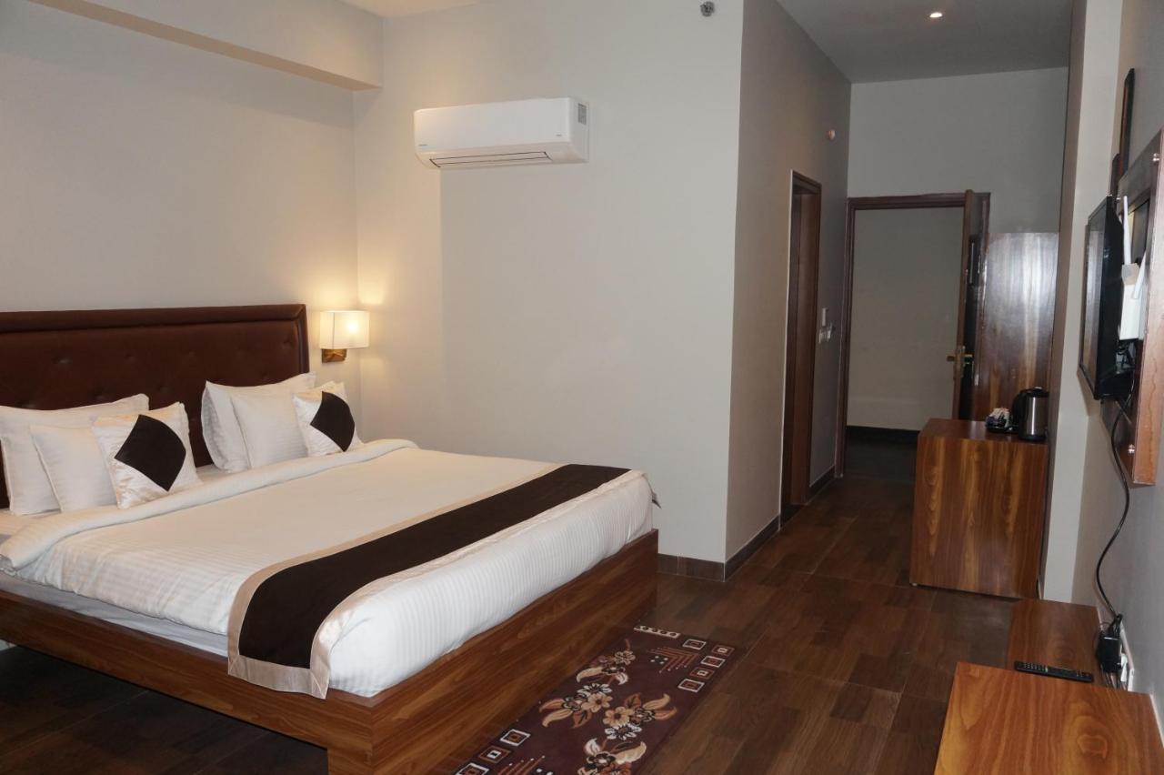 Neel Clarks Inn Express Agra  Exteriör bild