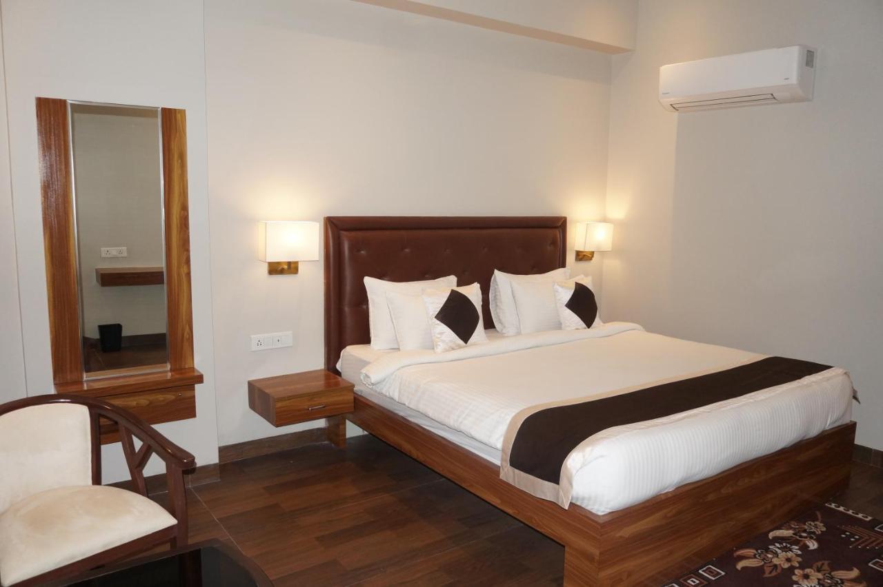 Neel Clarks Inn Express Agra  Exteriör bild